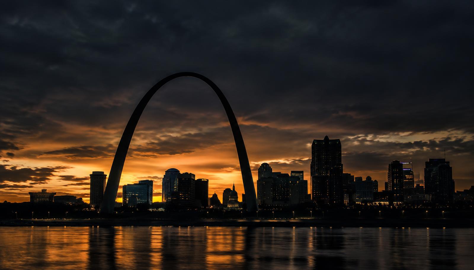 St. Louis skyline at dusk with the Gateway Arch